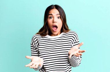 İspanyol güzel bir kadın son derece şaşırmış, şaşırmış, endişeli ve paniklemiş, stresli ve dehşete kapılmış bir bakışla