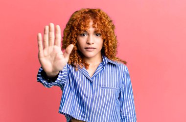 Kızıl saçlı, güzel bir kadın.