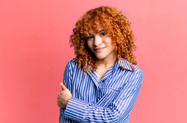 Kızıl saçlı, güzel bir kadın.