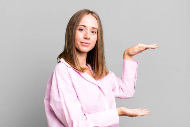 Bir nesneyi iki eliyle fotokopi alanında tutmak, bir nesneyi göstermek, sunmak veya reklamını yapmak