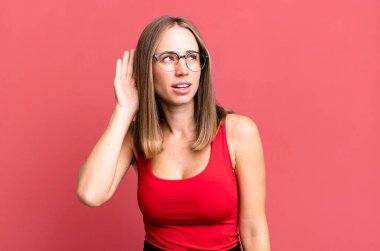 Ciddi ve meraklı görünmek, dinlemek, gizli bir konuşma ya da dedikodu duymaya çalışmak, kulak misafiri olmak.