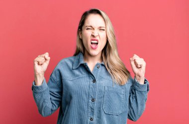 Kızgın bir ifadeyle saldırganca bağırmak ya da başarıyı kutlayan yumruklarla.