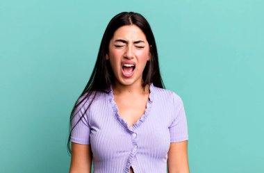 Saldırgan bir şekilde bağırmak, sinirli, sinirli, öfkeli ya da sinirli görünmek, haykırmak yok