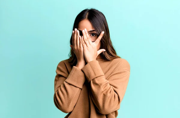 Hispánská Hezká Žena Zakrývající Obličej Rukama Vykukující Mezi Prsty Překvapeným — Stock fotografie