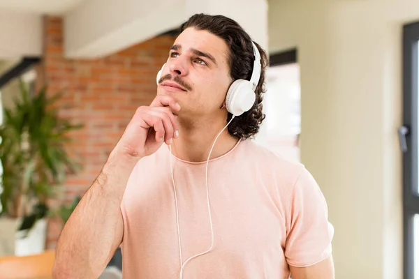 Jonge Knappe Man Luisteren Muziek Met Hoofdtelefoon Thuis Interieur — Stockfoto