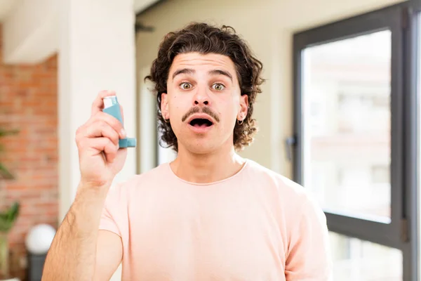 Mladý Pohledný Muž Inhalátorem Astmatu Doma Interiér — Stock fotografie