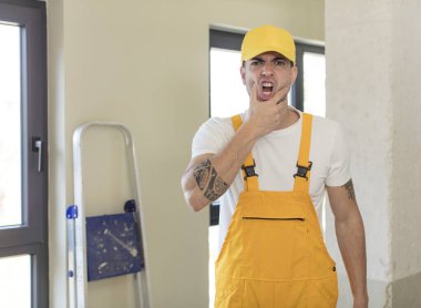 Ağzı ve gözleri açık ve eli çenesinde genç yakışıklı bir adam. Becerikli adam kavramı