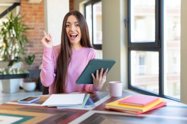 Bir fikri fark ettikten sonra mutlu ve heyecanlı bir dahi gibi hissediyorum. üniversite öğrencisi ve not defteri