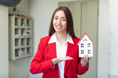 Neşeli bir şekilde gülümsemek, mutlu olmak ve bir konsept göstermek. gerçek durum kavramı