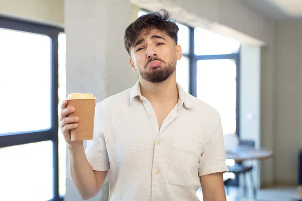 Mladý Pohledný Muž Smutný Fňukající Nešťastným Pohledem Pláčem Odnést Kávu — Stock fotografie