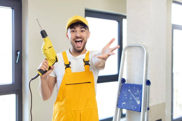Jovem Bonito Homem Sorrindo Feliz Oferecendo Mostrando Conceito Handyman Conceito — Fotografia de Stock