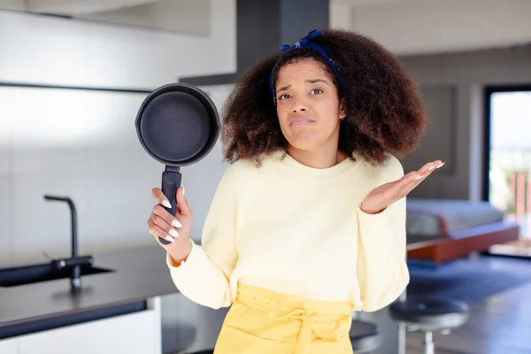 Csinos Afro Fekete Vállat Vonva Zavartan Bizonytalanul Home Chef Koncepció — Stock Fotó