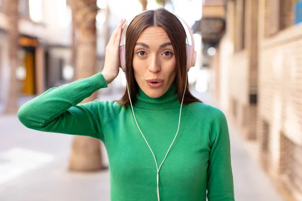 Zich Zeer Geschokt Verrast Voelen Muziek Luisteren Met Hoofdtelefoon — Stockfoto