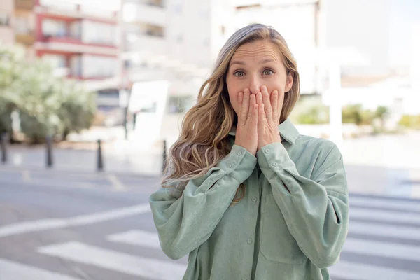 Pretty Woman Feeling Shocked Scared Looking Terrified Open Mouth Hands — Stock Photo, Image