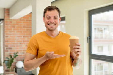 Neşeli bir şekilde gülümsemek, mutlu olmak ve bir konsept göstermek. Kahveyi götür. Ramen kavramını kaldır