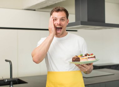 İnanılmaz bir şey karşısında mutlu ve şaşkın hissediyorum. Ev yapımı kek konsepti