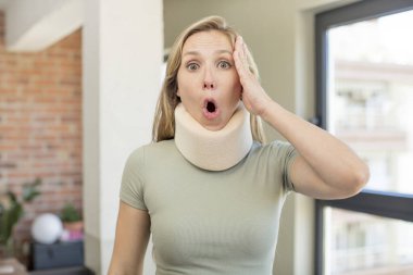 Son derece şaşkın ve şaşırmış hissediyorum. kaza tasması konsepti