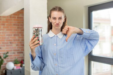 Çapraz hissetmek, baş parmakları aşağı göstermek. Dolar banknotları konsepti