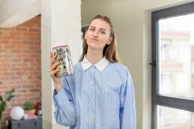 Üzgün ve mızmız hissediyorum. Mutsuz bir bakışla ve ağlamayla. Dolar banknotları konsepti