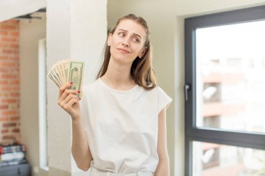 Üzgün ve mızmız hissediyorum. Mutsuz bir bakışla ve ağlamayla. Dolar banknotları konsepti