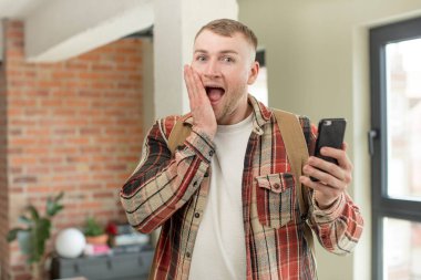 İnanılmaz bir şey karşısında mutlu ve şaşkın hissediyorum. akıllı telefon kavramı