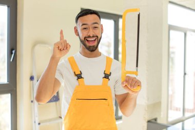 Arap yakışıklı Arap adam bir fikri fark ettikten sonra mutlu ve heyecanlı bir dahi gibi hissediyor. Becerikli adam kavramı