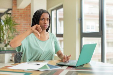 Siyah afro kadın kızgın, baş parmağını kaldırıyor. öğrenim kavramı