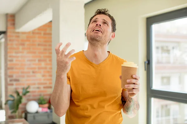 Krzycząc Podniesionymi Rękami Zabierz Kawę Zabrać Koncepcję Ramen — Zdjęcie stockowe