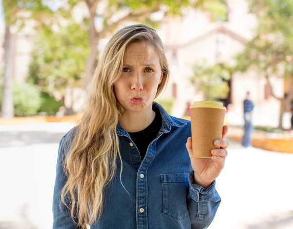 Kobieta Smutna Jęcząca Nieszczęśliwym Spojrzeniem Płaczem Zabrać Koncepcję Kawy — Zdjęcie stockowe