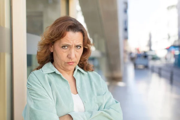 Žena Středního Věku Cítí Nespokojená Zklamaná Vypadá Vážně Otrávená Naštvaná — Stock fotografie