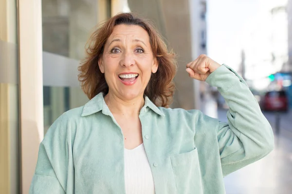 Mulher Meia Idade Sentindo Feliz Satisfeito Poderoso Ajuste Flexão Bíceps — Fotografia de Stock