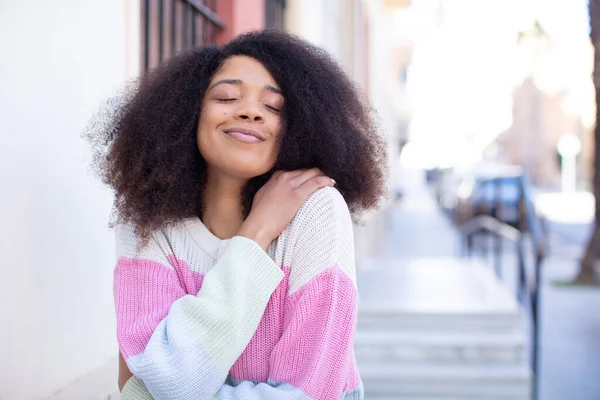 Afro Amerikan Güzel Kadın Aşık Gülümseyen Sarılan Kendine Sarılan Bekar — Stok fotoğraf