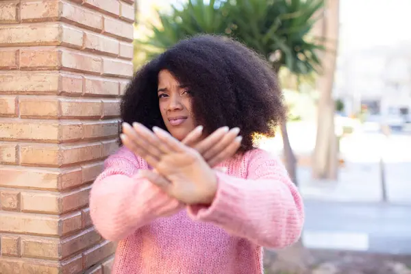 Afrikanska Amerikanska Vackra Kvinna Täcka Ansiktet Med Handen Och Sätta — Stockfoto
