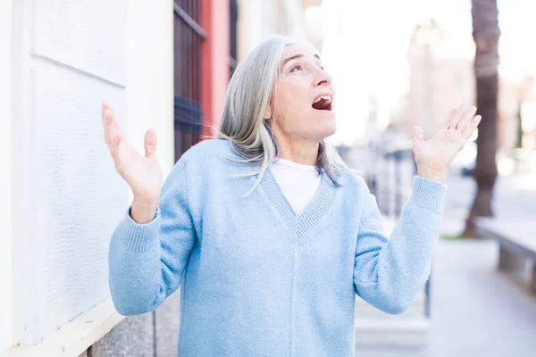 Sênior Aposentado Mulher Cabelo Muito Branco Sentindo Feliz Surpreso Sortudo — Fotografia de Stock