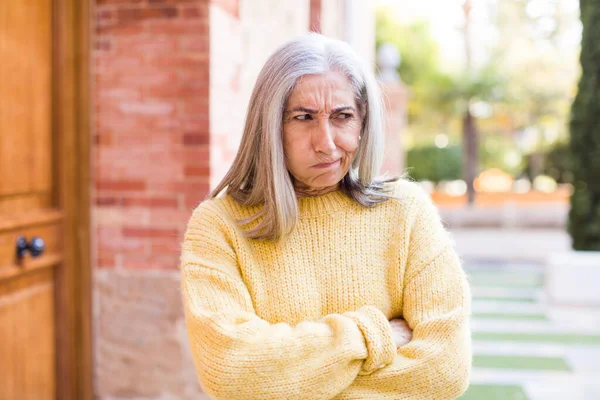 Старший Пенсионер Довольно Белые Волосы Женщина Чувствует Себя Недовольным Разочарованным — стоковое фото