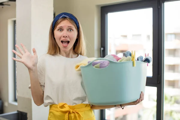 Jonge Mooie Vrouw Voelt Zich Gelukkig Verbaasd Iets Ongelooflijks Waskleding — Stockfoto