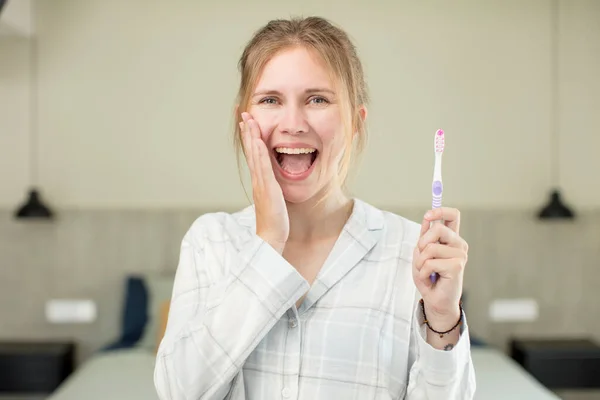 Young Pretty Woman Feeling Happy Astonished Something Unbelievable Toothwash Concept — Stock Photo, Image