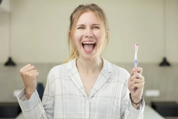 Genç Güzel Bir Kadın Şokta Gülüyor Başarıyı Kutluyor Diş Yıkama — Stok fotoğraf