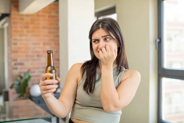 Mujer Joven Sintiéndose Asustada Preocupada Enojada Mirando Hacia Lado Botella —  Fotos de Stock