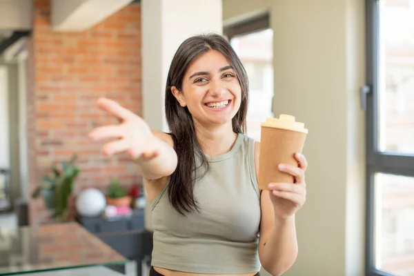 Młoda Kobieta Uśmiechnięta Szczęśliwie Oferująca Lub Pokazująca Koncepcję Zabierz Kawę — Zdjęcie stockowe