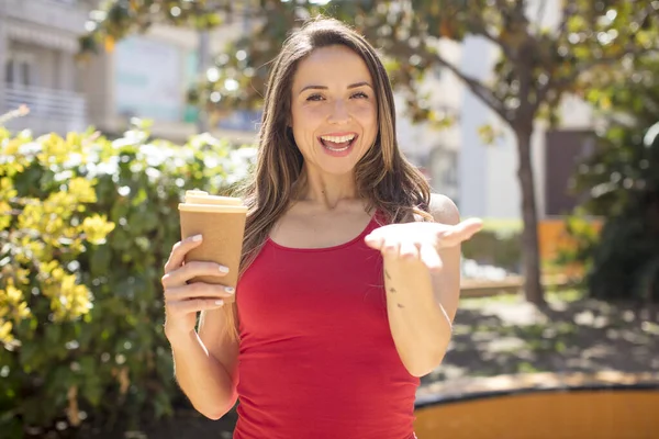 Mulher Bonita Sorrindo Feliz Oferecendo Mostrando Conceito Tirar Conceito Café — Fotografia de Stock