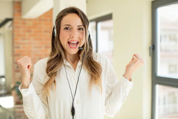 Pretty Woman Feeling Shocked Laughing Celebrating Success Telemarketer Concept — Stock Photo, Image