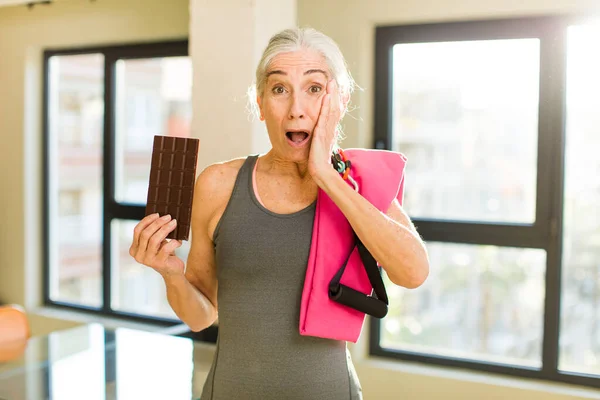 Femeia Drăguță Vârstă Simte Extrem Șocată Surprinsă Conceptul Fitness — Fotografie, imagine de stoc