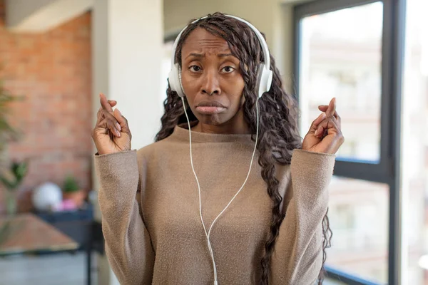 Svart Afro Kvinna Korsa Fingrar Och Hoppas Lycka Till Lyssnande — Stockfoto