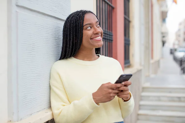 Mujer Afro Negro Sonriendo Con Una Expresión Feliz Segura Con —  Fotos de Stock