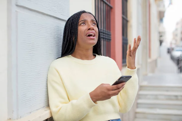 Negro Afro Mujer Gritando Con Las Manos Arriba Aire Usando —  Fotos de Stock