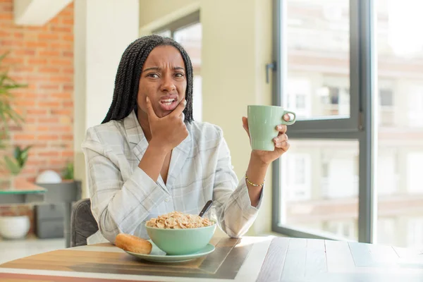 Czarna Afro Kobieta Szeroko Otwartymi Oczami Ręką Brodzie Koncepcja Śniadania — Zdjęcie stockowe