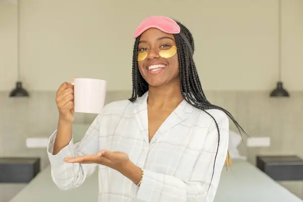 Negra Afro Mulher Sorrindo Alegremente Sentindo Feliz Mostrando Conceito Conceito — Fotografia de Stock