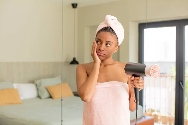 Siyah Afro Kadın Bıkkın Yorgun Uykulu Hissediyor Saç Kurutma Makinesi — Stok fotoğraf