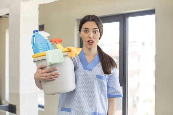 Pretty Young Model Feeling Extremely Shocked Surprised Housekeeper Concept — Stock Photo, Image